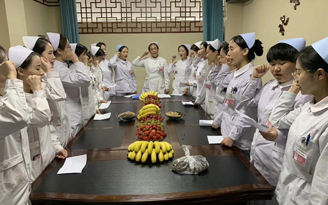 【5.12护士节】爱游戏在线官网（China）官方网站,举办茶话会白衣天使受表彰(图2)