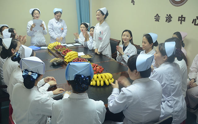 【5.12护士节】爱游戏在线官网（China）官方网站,举办茶话会白衣天使受表彰(图5)